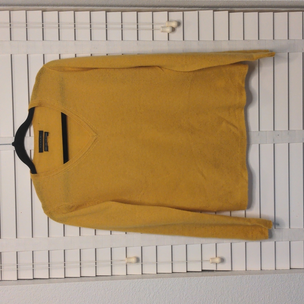 Tahari 100% cashmere sweater